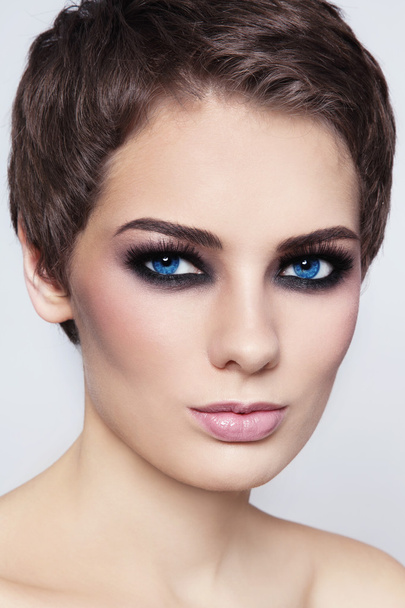 woman with short haircut and smoky eyes - Foto, Imagen