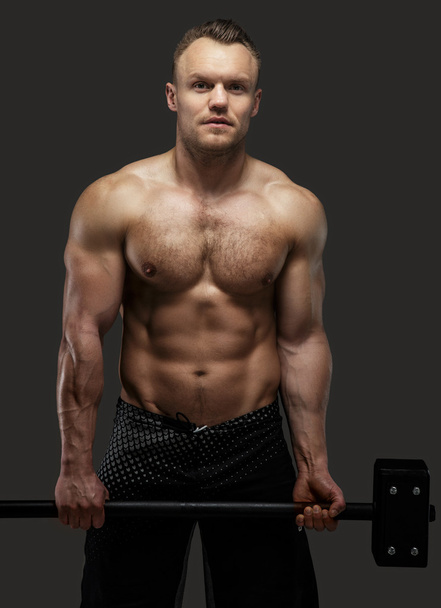 Musculoso sin camisa chico sosteniendo grande hummer
 - Foto, imagen
