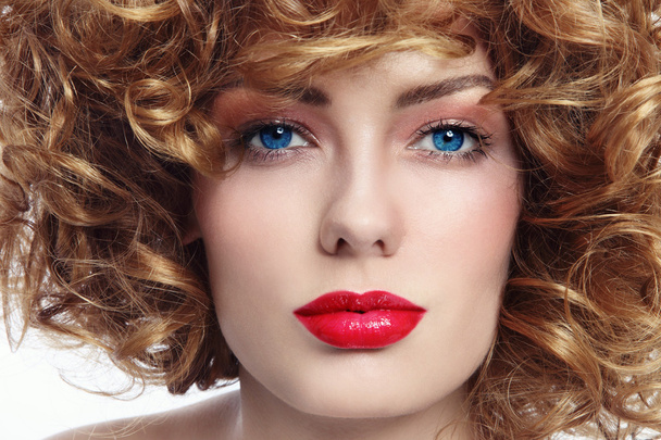 blue-eyed woman with curly hair - Zdjęcie, obraz