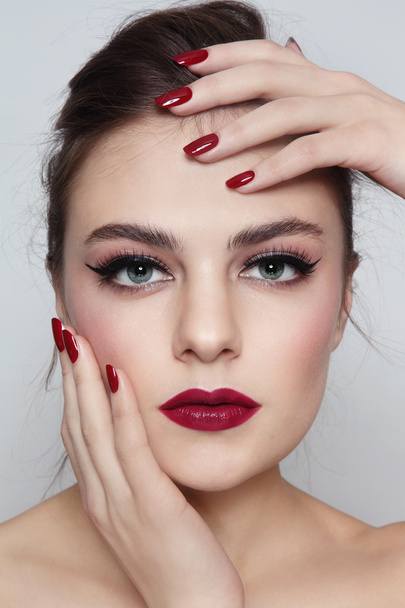 girl with red lips and manicure - Valokuva, kuva