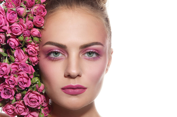 woman with fresh make-up and pink roses - Foto, Imagem