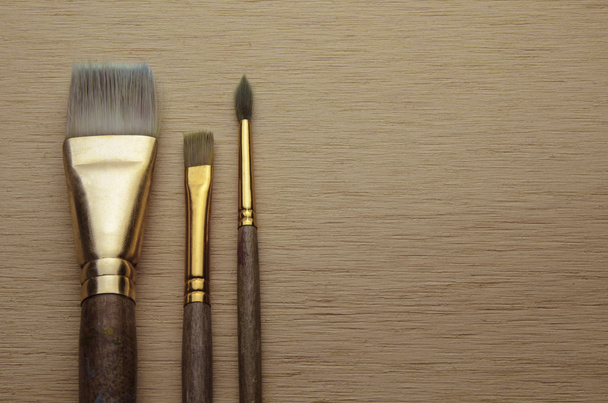 drie kunst verf penselen op hout - Foto, afbeelding