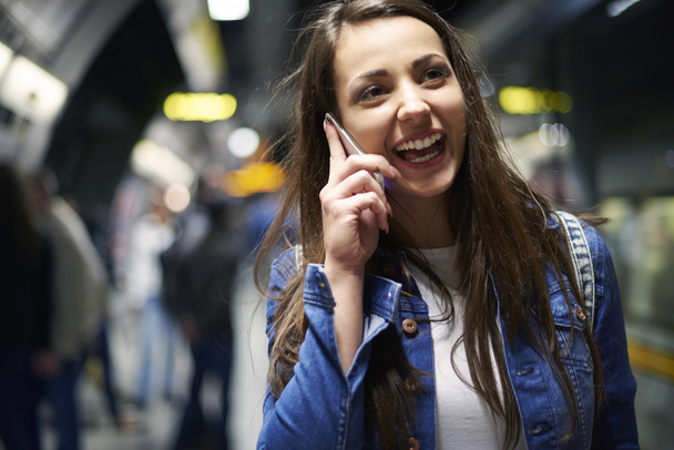 Mujer hablando por teléfono en el metro
 - Foto, Imagen