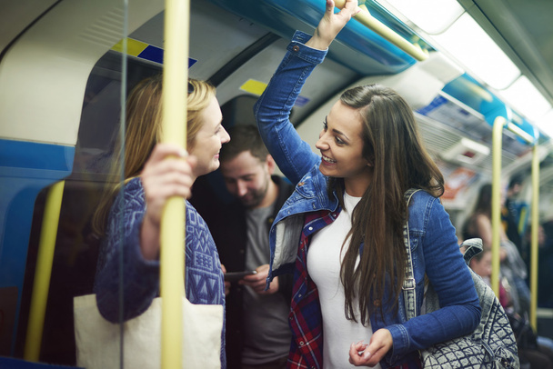 glückliche beste Freunde in der U-Bahn - Foto, Bild