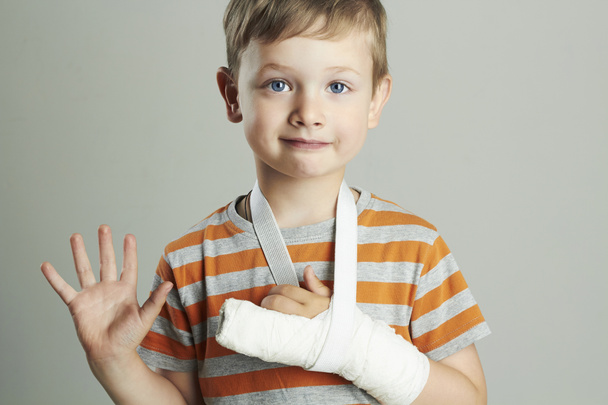 Un ragazzino con un gesso. Un bambino con un braccio rotto. bambino divertente dopo l'incidente - Foto, immagini