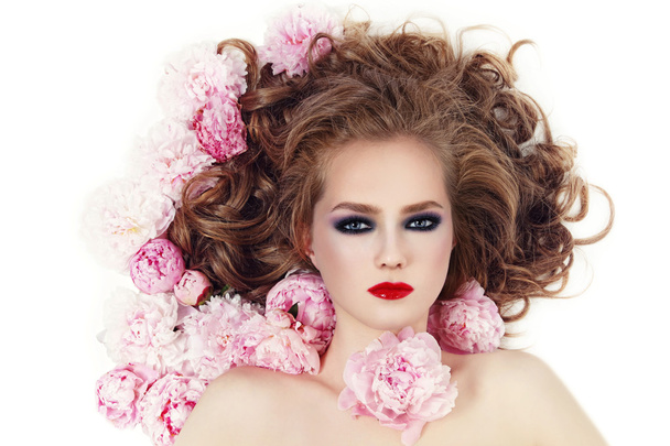 woman with stylish make-up and pink flowers - Foto, Imagem