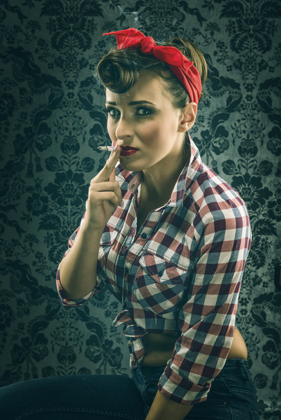 Vintage žena kouření cigaret - Fotografie, Obrázek