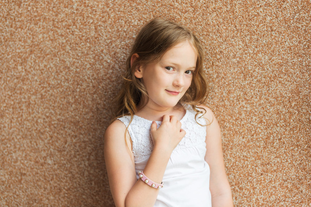 bliska portret ładny małej dziewczynki lat 7 - Zdjęcie, obraz