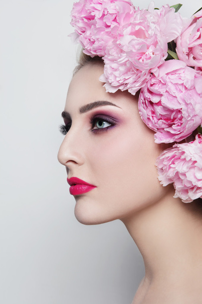 woman with stylish make-up and peonies - Foto, imagen