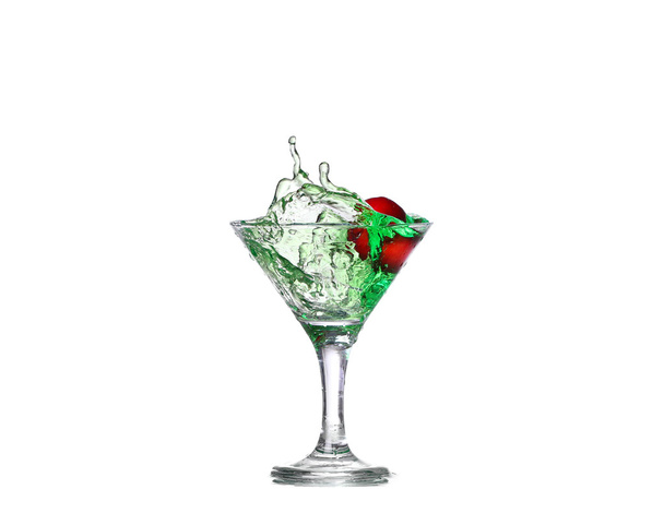   vihreä cocktail valkoisella pohjalla
 - Valokuva, kuva
