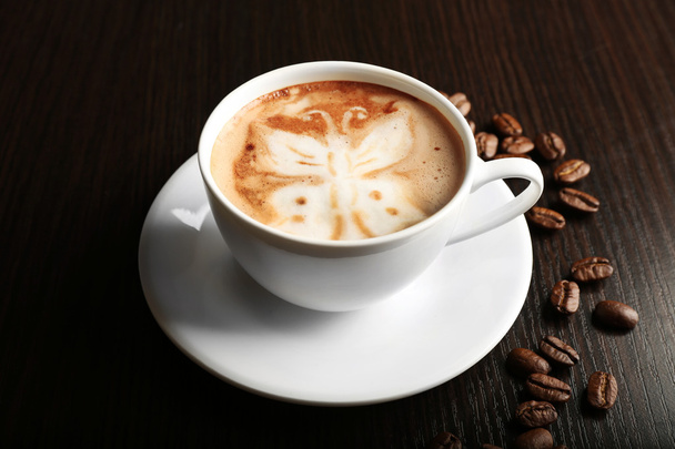 kubek latte art kawa ziarno na drewniane tła - Zdjęcie, obraz