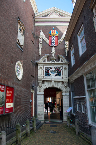 Az Amszterdami Múzeum bejárattal Amszterdam címere. - Fotó, kép