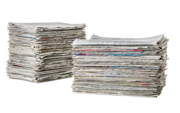 Duas pilhas de jornais em um fundo branco
 - Foto, Imagem