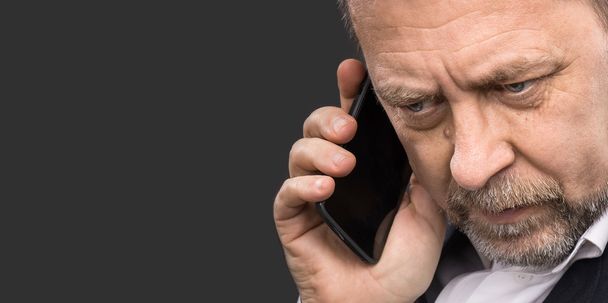  hombre de negocios habla en un teléfono móvil
 - Foto, Imagen