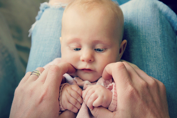 Doux nouveau-né bébé fille tenant les mains du père
 - Photo, image