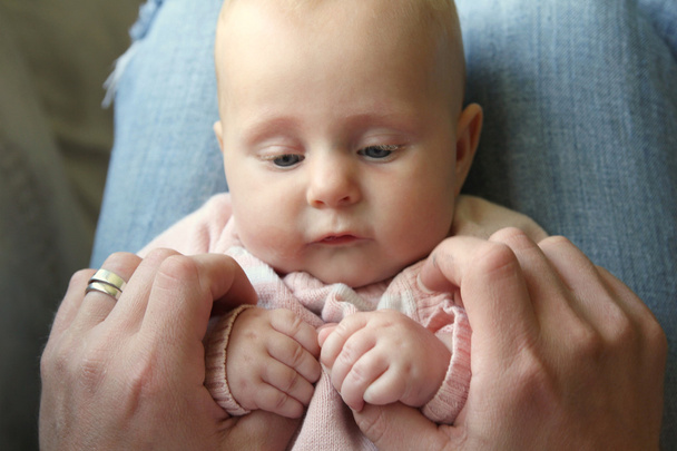 Dolce neonato bambina tenendo le mani del padre
 - Foto, immagini