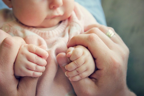 Újszülött lányok kezei apák ujjak - Fotó, kép