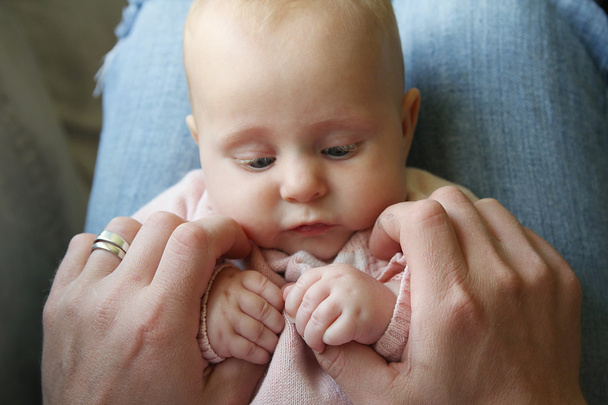 Babanın el ele tutuşarak tatlı yeni doğan bebek kız - Fotoğraf, Görsel