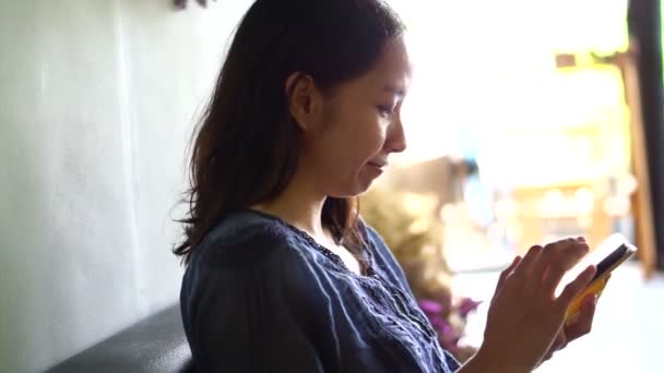 Asian girl using app on smartphone - Materiał filmowy, wideo
