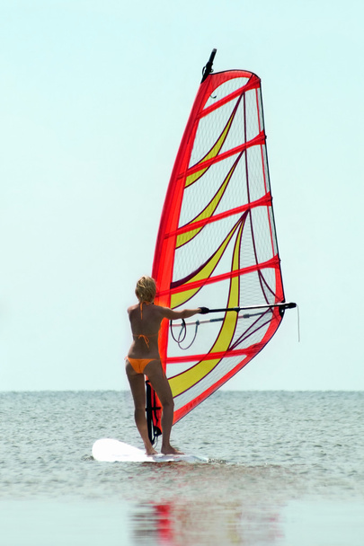 Silueta de una chica windsurfista
 - Foto, imagen