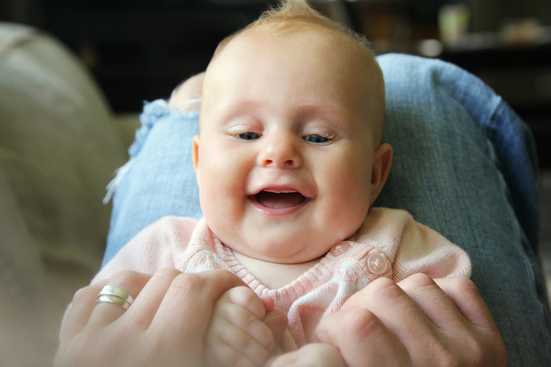 Ridere Baby Girl Holding Padri mani
 - Foto, immagini