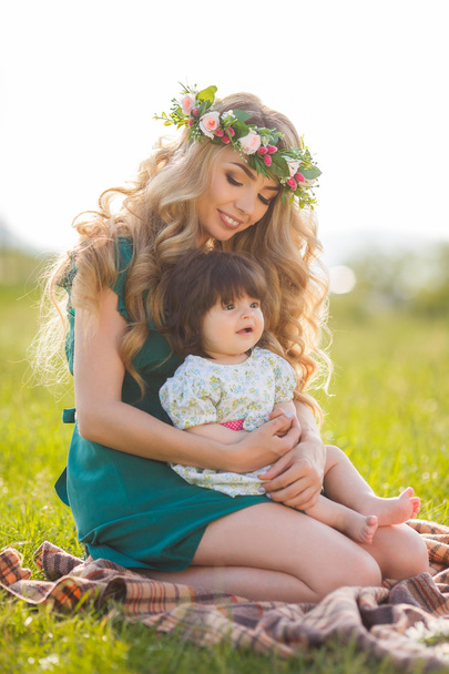ευτυχισμένη γυναίκα με ένα παιδί που στηρίζεται στη φύση - Φωτογραφία, εικόνα
