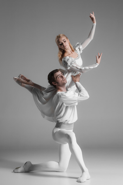 δύο νέοι μπαλέτο χορευτές εξάσκηση. ελκυστική χορό ερμηνευτές σε λευκό  - Φωτογραφία, εικόνα
