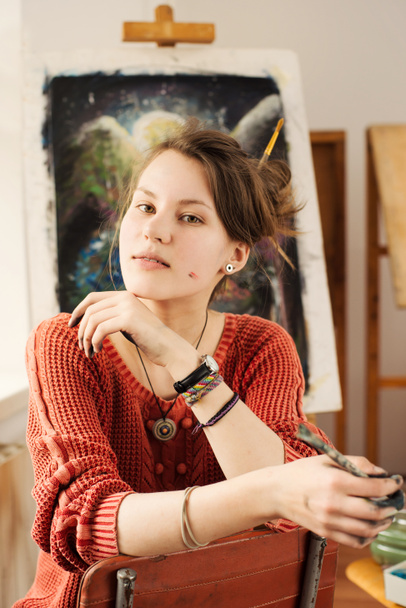 güzel bir kadın sanatçı olumlu duygu ile portresi - Fotoğraf, Görsel