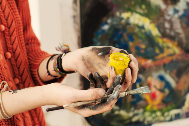 Кисти и масляные краски в руках женщины
 - Фото, изображение