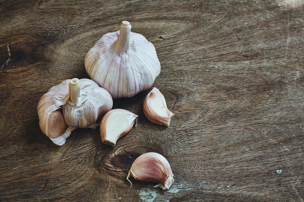 Raw garlic aloves on the cutting board - Valokuva, kuva