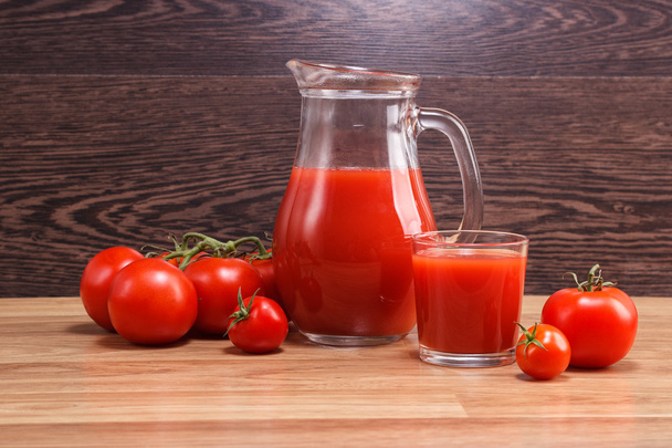Sumo de tomate em um decante
 - Foto, Imagem