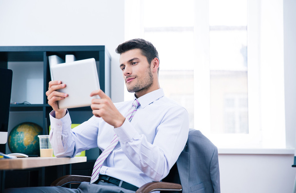 Confident businessman using tablet computer - Φωτογραφία, εικόνα