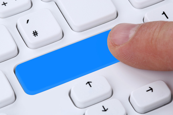 Палець натискає порожню кнопку на комп'ютері Інтернет онлайн
 - Фото, зображення