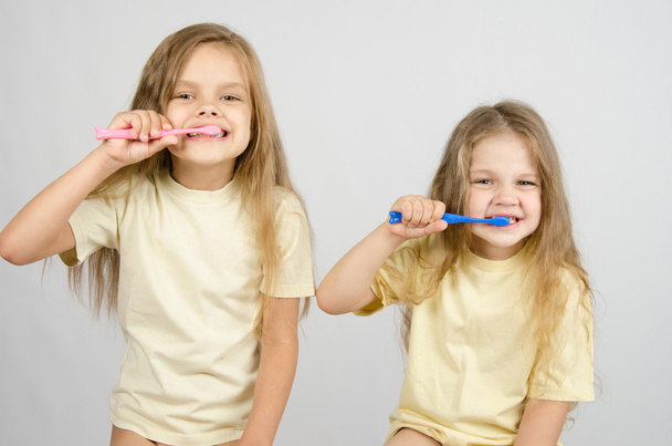 dişlerini fırçalama iki kız kardeş - Fotoğraf, Görsel