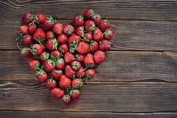 Fresh fruit of strawberries on old wooden table - Foto, Imagen