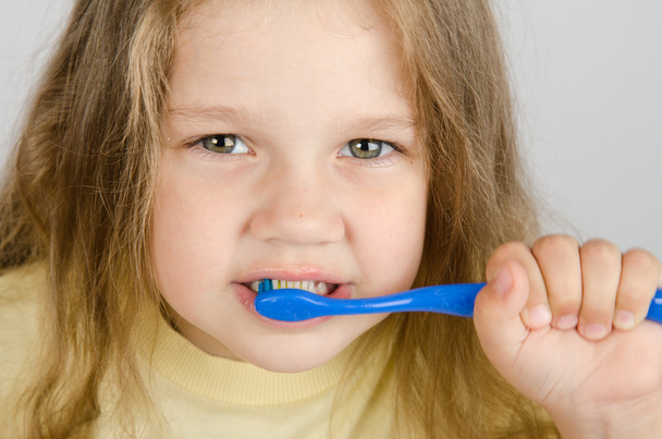 Primer plano de una chica limpiando dientes
 - Foto, imagen