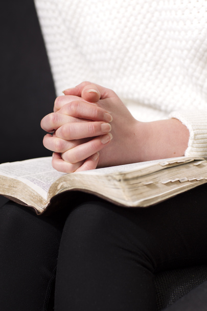 Leyendo la Biblia y rezando
 - Foto, Imagen