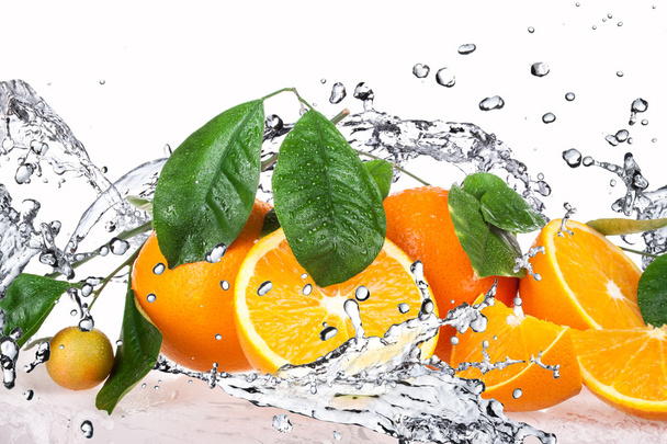 オレンジ色の果実と水しぶき水 - 写真・画像
