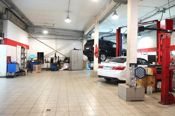 Cars in dealer repair station in Tula - Foto, immagini