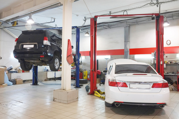 Cars in dealer repair station in Tula - 写真・画像