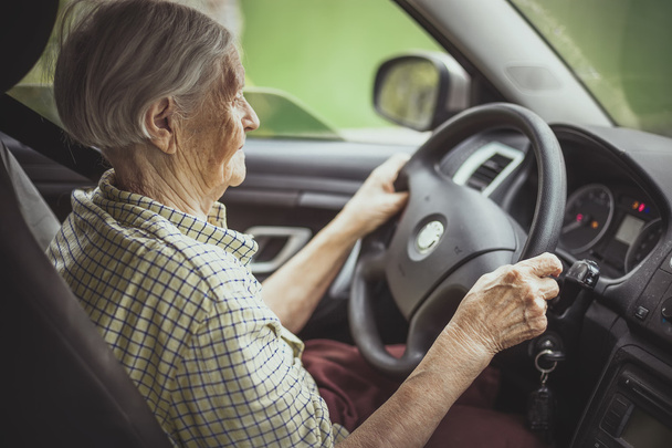 mujer mayor conduciendo un coche - Foto, Imagen