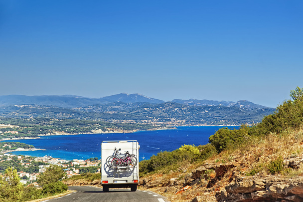 karaván az úton, a Földközi-tenger partján - Fotó, kép