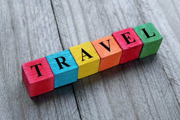 woord reizen op kleurrijke houten kubussen - Foto, afbeelding