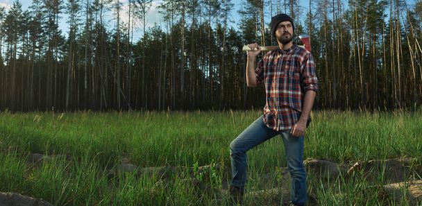 Serious Lumberjack in a Forest - Foto, afbeelding
