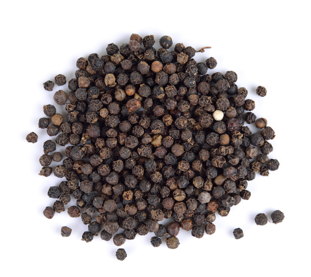 Zwarte peper zaden op witte achtergrond - Foto, afbeelding