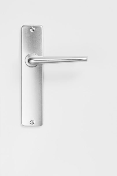 металлическая дверная ручка, белый фон
 - Фото, изображение