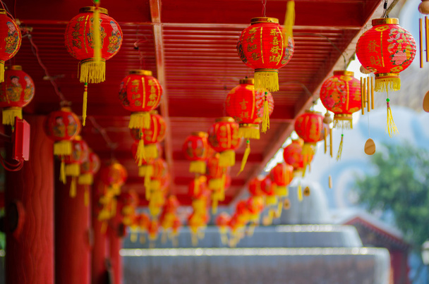 Concentre-se na lanterna chinesa vermelha com o caráter chinês Bênção
 - Foto, Imagem