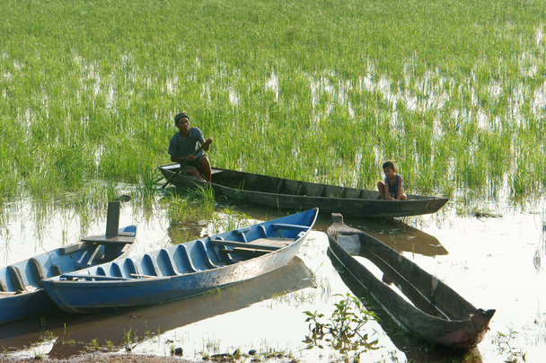 asiatischer Bauer, Ruderboot, Familie, zur Arbeit gehen - Foto, Bild
