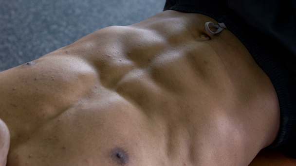schöner junger Mann trainiert seinen Körper - Filmmaterial, Video