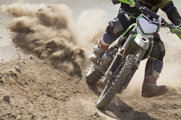 Motocross che accelera la velocità in pista
 - Foto, immagini